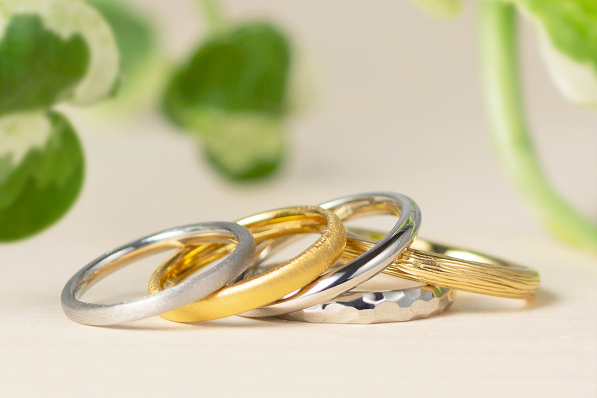 ペアリングと結婚指輪が並んだ画像など