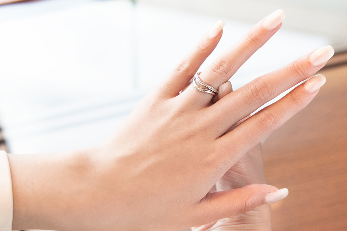 ペアリングと結婚指輪を重ね着けしている画像