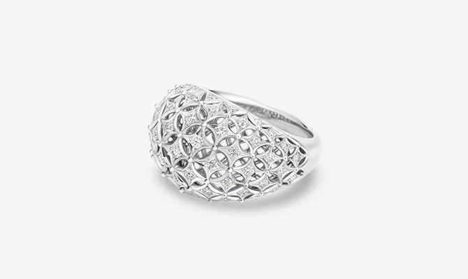 レースのような透かし模様が、軽やかで上品なダイヤモンドリング。